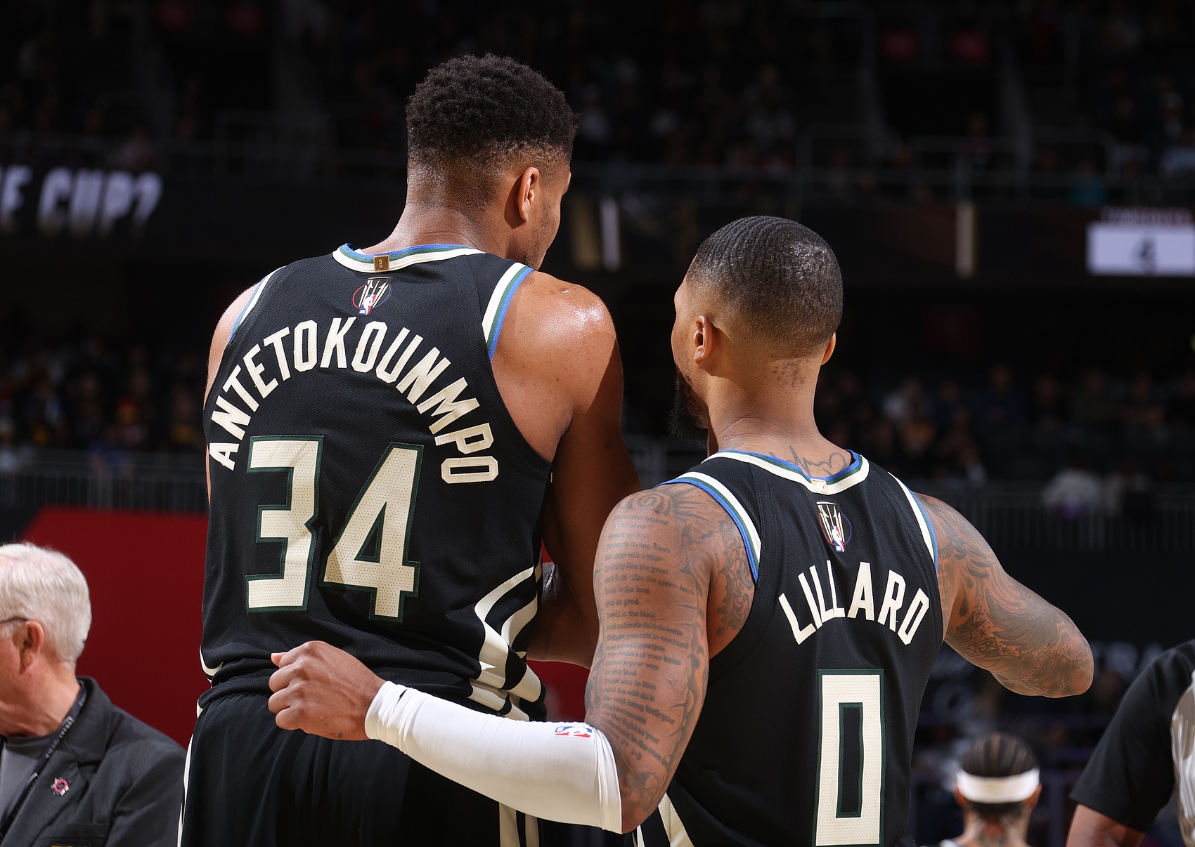 再续前缘？名记：利拉德一直在努力招募字母哥加盟开拓者