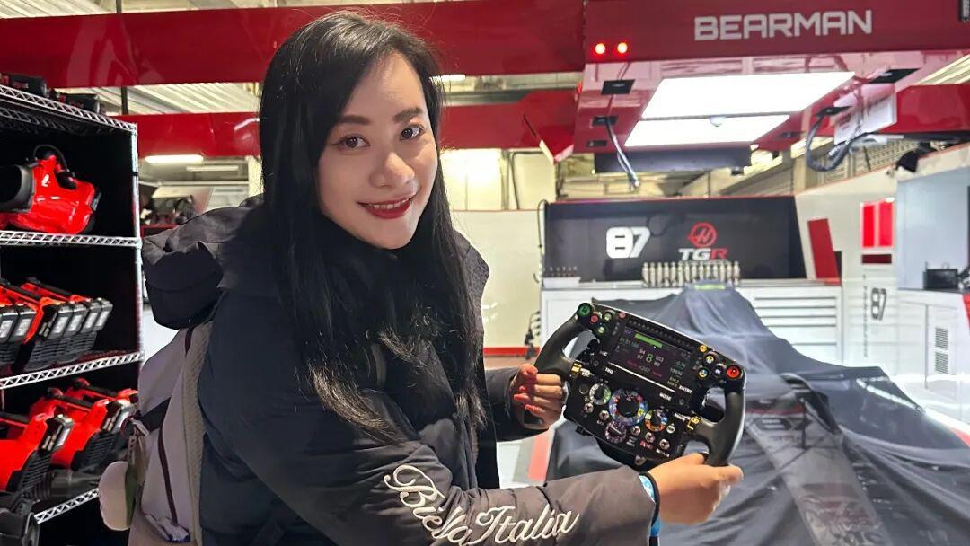 开云app下载-记者亲历上赛场夜游：手握赛车方向盘，站上F1领奖台